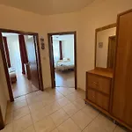 Prime Location One Bed With Hydro Bath In Royal Plaza דירה *