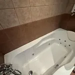 Prime Location One Bed With Hydro Bath In Royal Plaza דירה