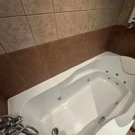 Prime Location One Bed With Hydro Bath In Royal Plaza Apartment